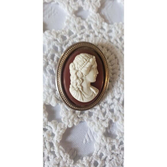 Resin Cameo Oval Gold Tone Frame Cameo White Lady Cameo on Reddish Brown - Picture 9 of 10